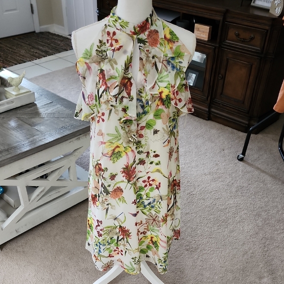 Spense Dresses & Skirts - Spense Floral Halter Neck Dress
